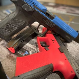 📸 Dvojitá dávka tréningu od CZUB! CZ P-10 C Practice 🔴 & P-09 FX CQT 🔵 – špičkové cvičné zbrane pre realistický výcvik bez...